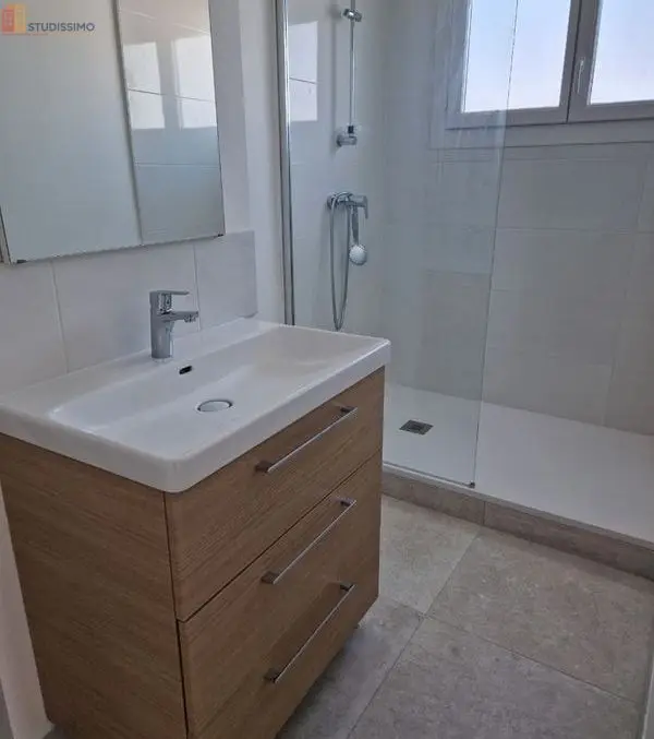 Studio 35m² Marignane 13700 - Dernier étage, lumineux - Photo 2