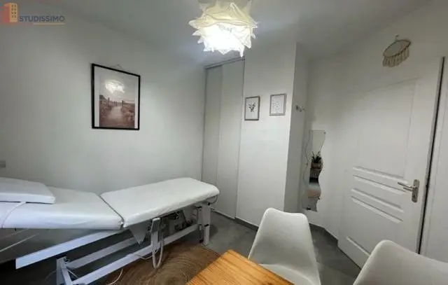 Studio meublé 10m² Saint-Chamas - Local de soins, lumineux - Photo 2