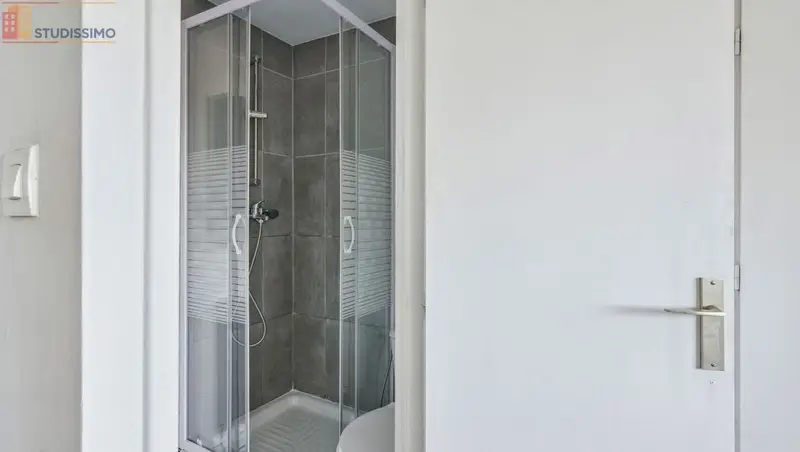 Studio meublé 17m² Nîmes 30900 - Lumineux, 4e étage - Photo 11