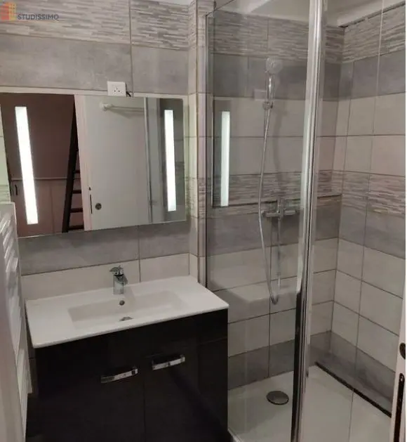 Studio meublé 28m² Dole - Rue piétonne, proche lycées - Photo 3