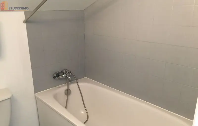 Studio 10m² Reims 51100 - Mansardé, kitchenette séparée - Photo 1