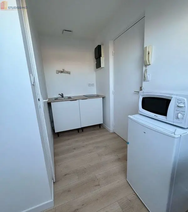 Studio meublé 9m² Châlons-en-Champagne - Meublé, dernier étage - Photo 2