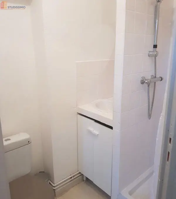 Studio meublé 11m² Lille - Rénové, proche métro Fives - Photo 2
