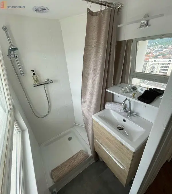 Studio meublé 13m² Clermont-Ferrand 63000 - Dernier étage, lumineux - Photo 1