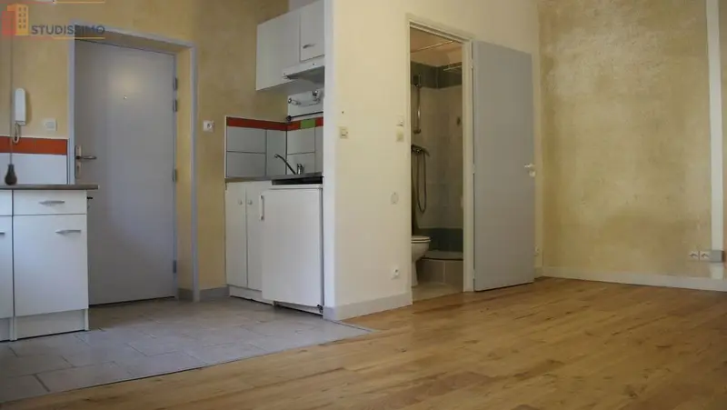 Studio 23m² Clermont-Ferrand 63000 - Lumineux, face square - Photo 2