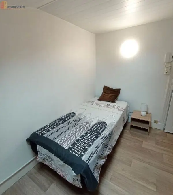 Studio meublé 22m² Clermont-Ferrand 63000 - Lumineux, dernier étage - Photo 2