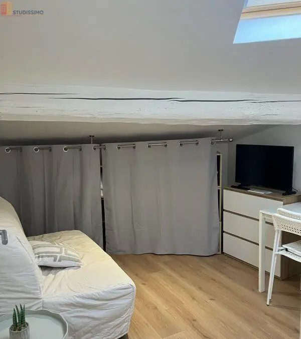 Studio meublé 16m² Saint-Genis-Laval - Mansardé, centre-ville - Photo 9