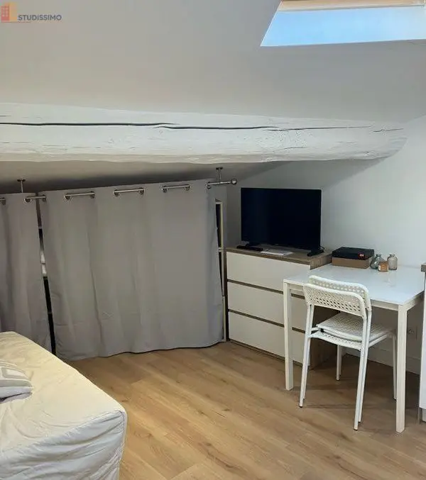Studio meublé 16m² Saint-Genis-Laval - Mansardé, centre-ville - Photo 7