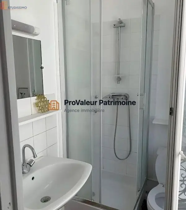 Studio meublé 21m² Paris 10e - Lumineux, dernier étage - Photo 2