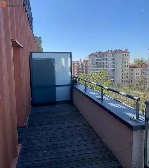 Studio meublé 33m² Lyon 8e - Dernier étage, lumineux - Photo 3