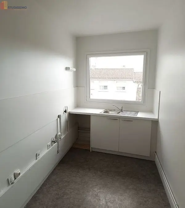 Studio 40m² La Roche-sur-Yon - Lumineux, 3ème étage - Photo 8